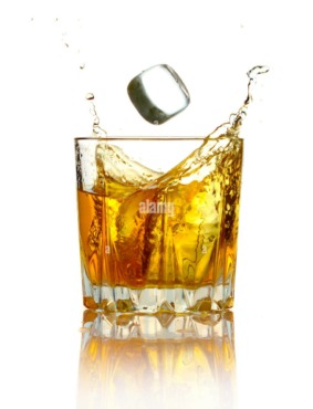 splash-en-el-vaso-de-whisky-y-aisladas-de-hielo-e92136