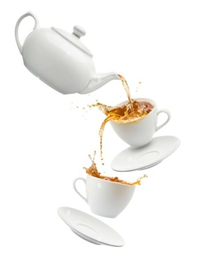 verser-le-the-dans-la-theiere-tasses-de-vol-sur-fond-blanc